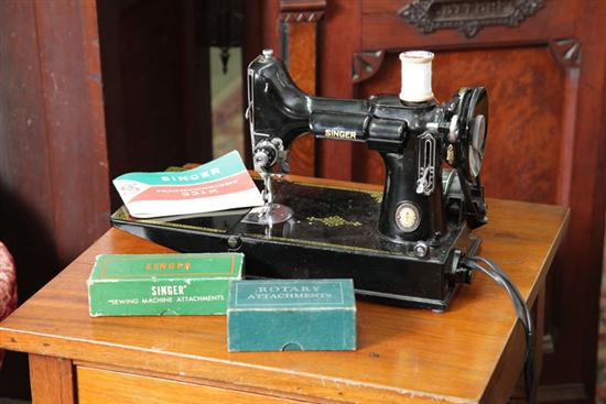 SINGER SEWING MACHINE.
