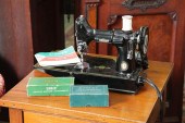 SINGER SEWING MACHINE. ''Feath