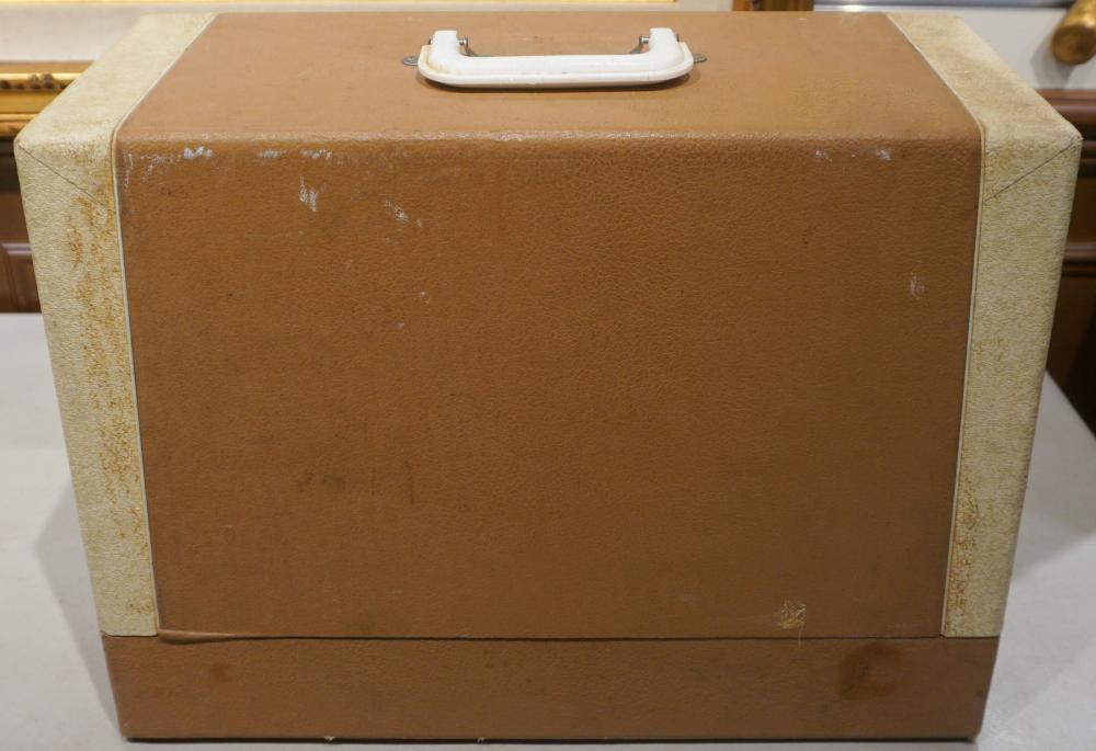 SINGER SEWING MACHINE IN CARRYING