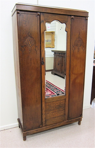 SINGLE-DOOR OAK WARDROBE English
