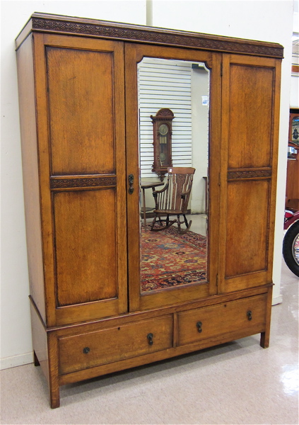 SINGLE-DOOR OAK WARDROBE English