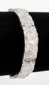 SIROKORU MODERNIST SILVER TEXT