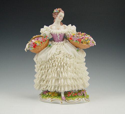 SITZENDORF LARGE LACY FIGURE: Woman