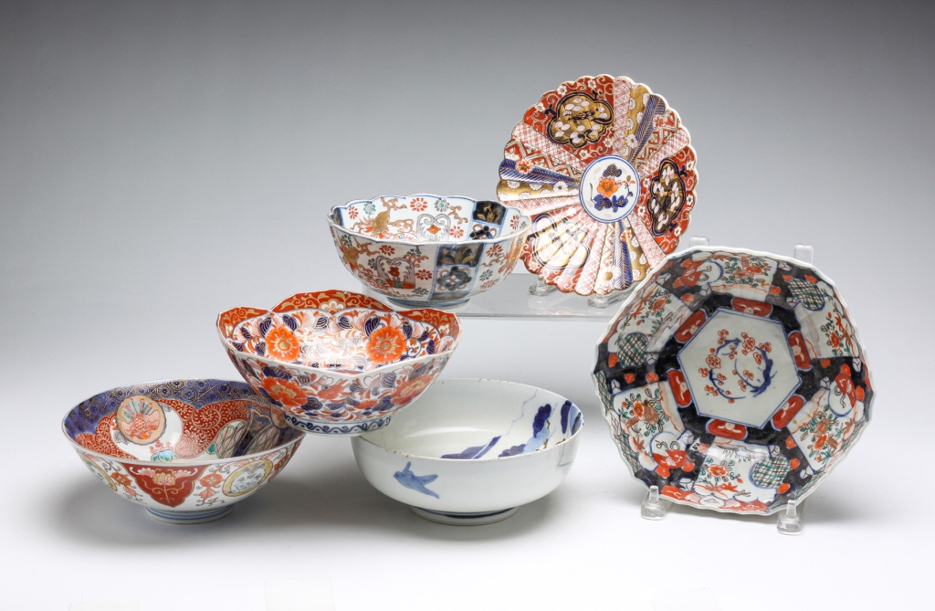 SIX ASIAN BOWLS AND PLATES,