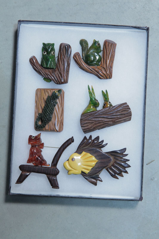 SIX BAKELITE AND WOOD BROOCHES. All