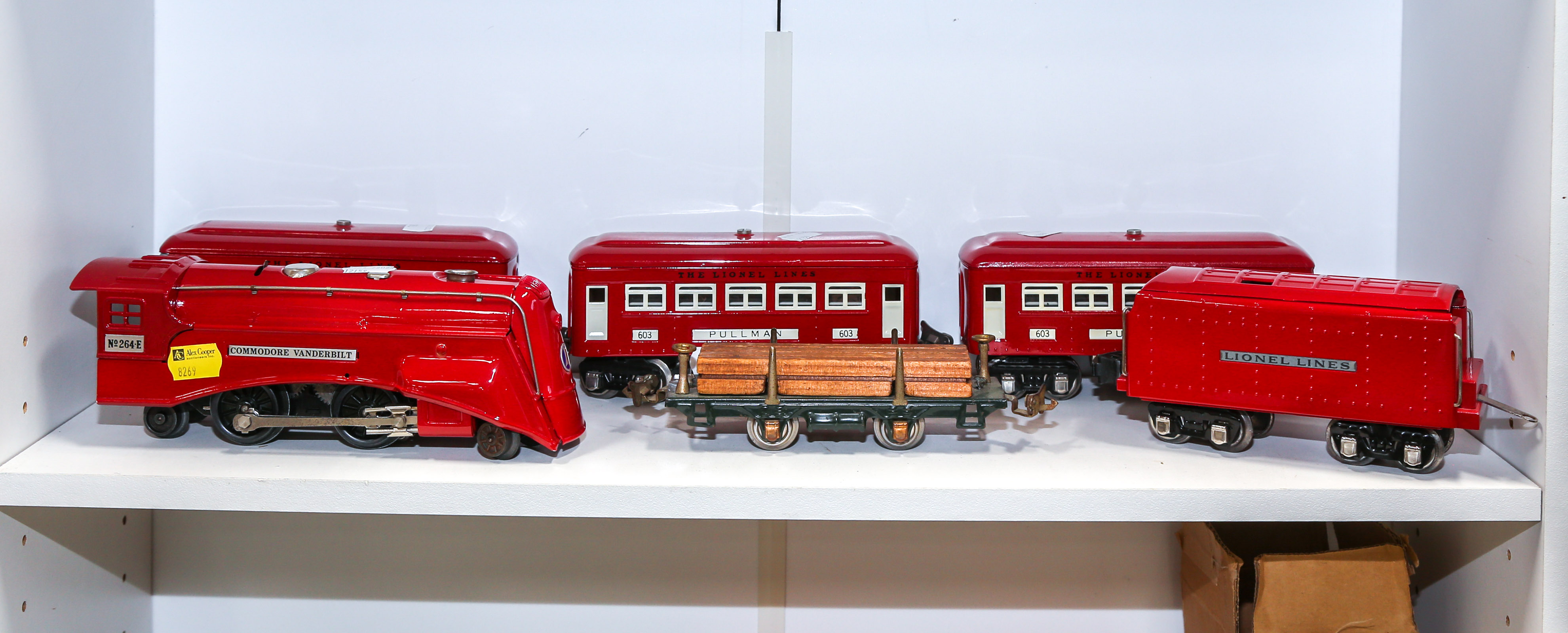 SIX LIONEL O GAUGE RAILROAD CARS