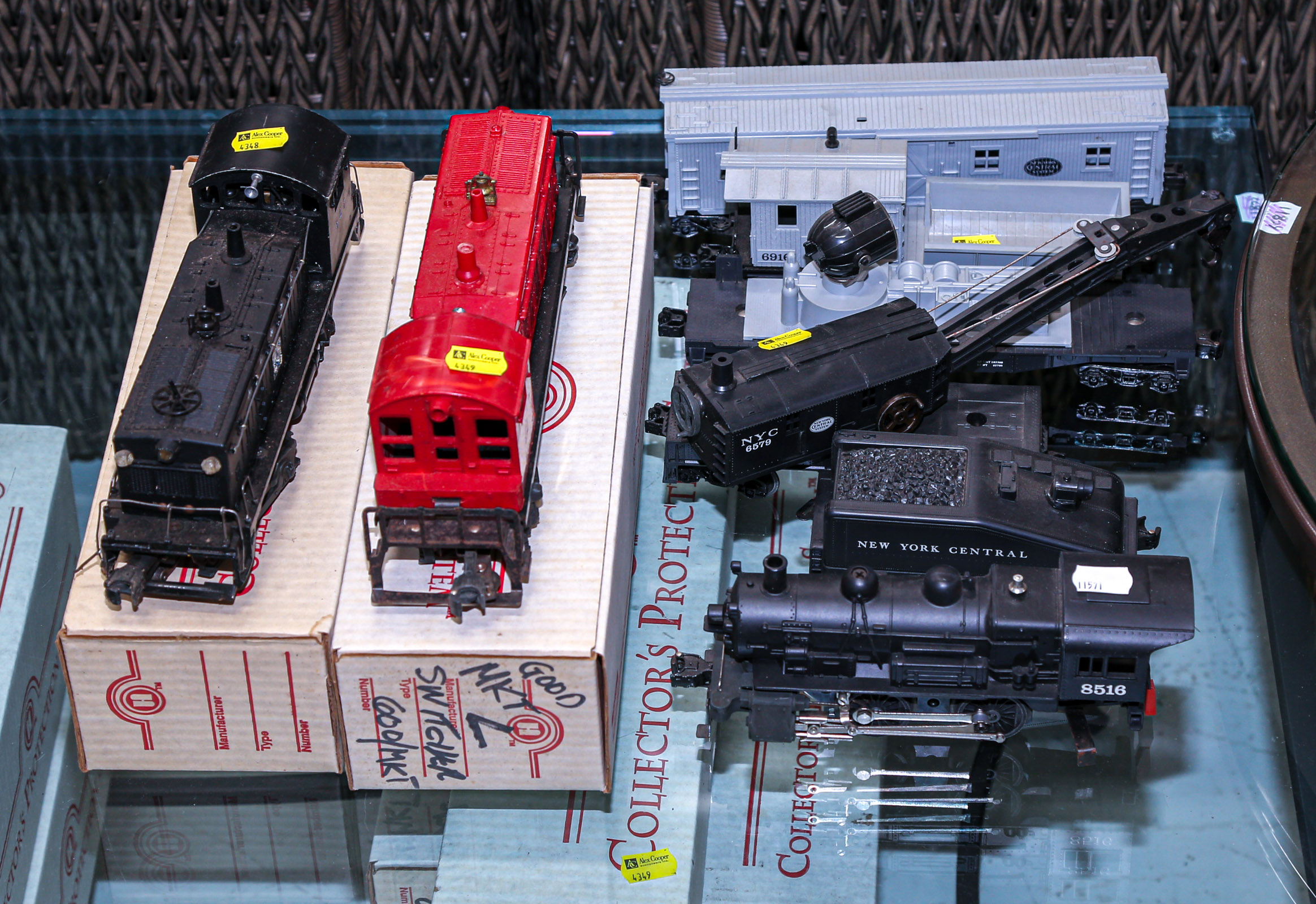 SIX LIONEL TRAIN CARS Including
