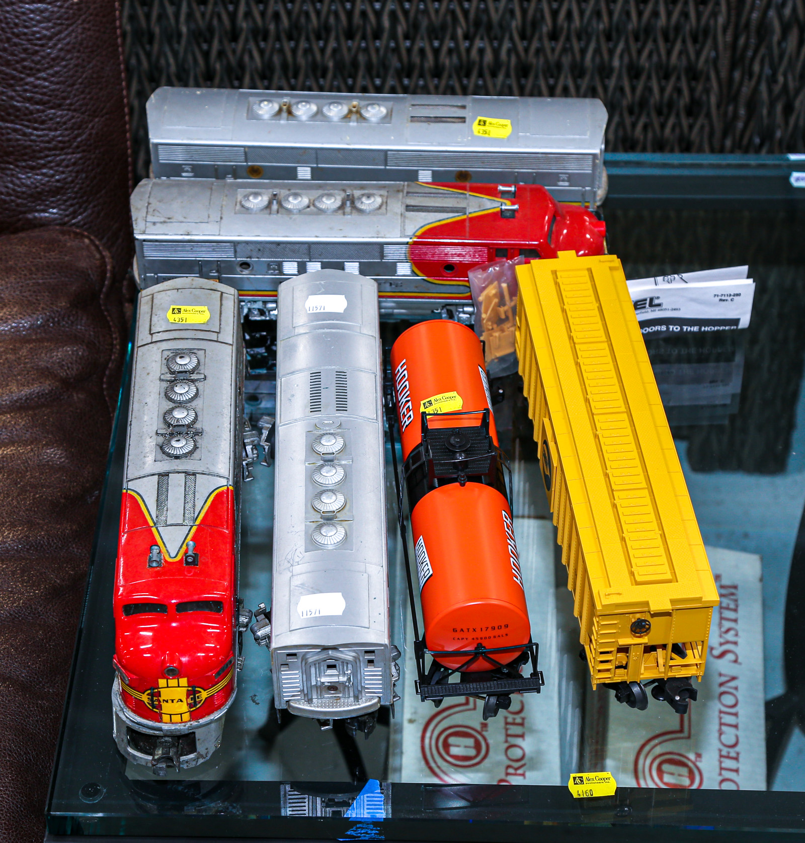 SIX LIONEL TRAIN CARS Including two
