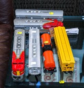 SIX LIONEL TRAIN CARS Includin