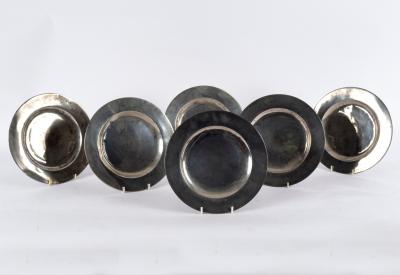 Six pewter plates, 24cm diameter