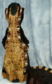 Sleeveless burgundy velvet gow