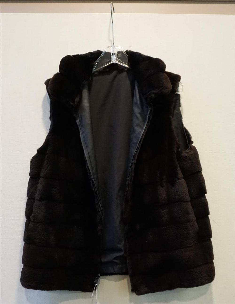 SLEEVELESS SEAL VESTSleeveless Seal
