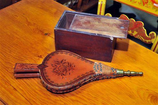 SLIDE LID BOX AND A PAIR OF