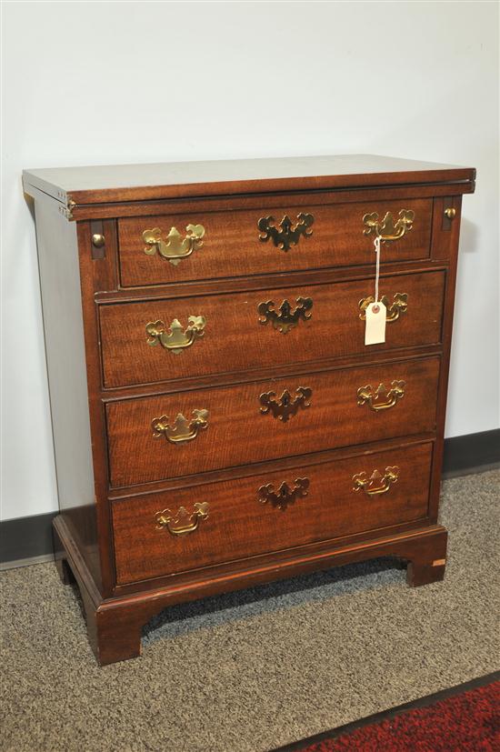 SMALL BAKER CHEST OF DRAWERS.