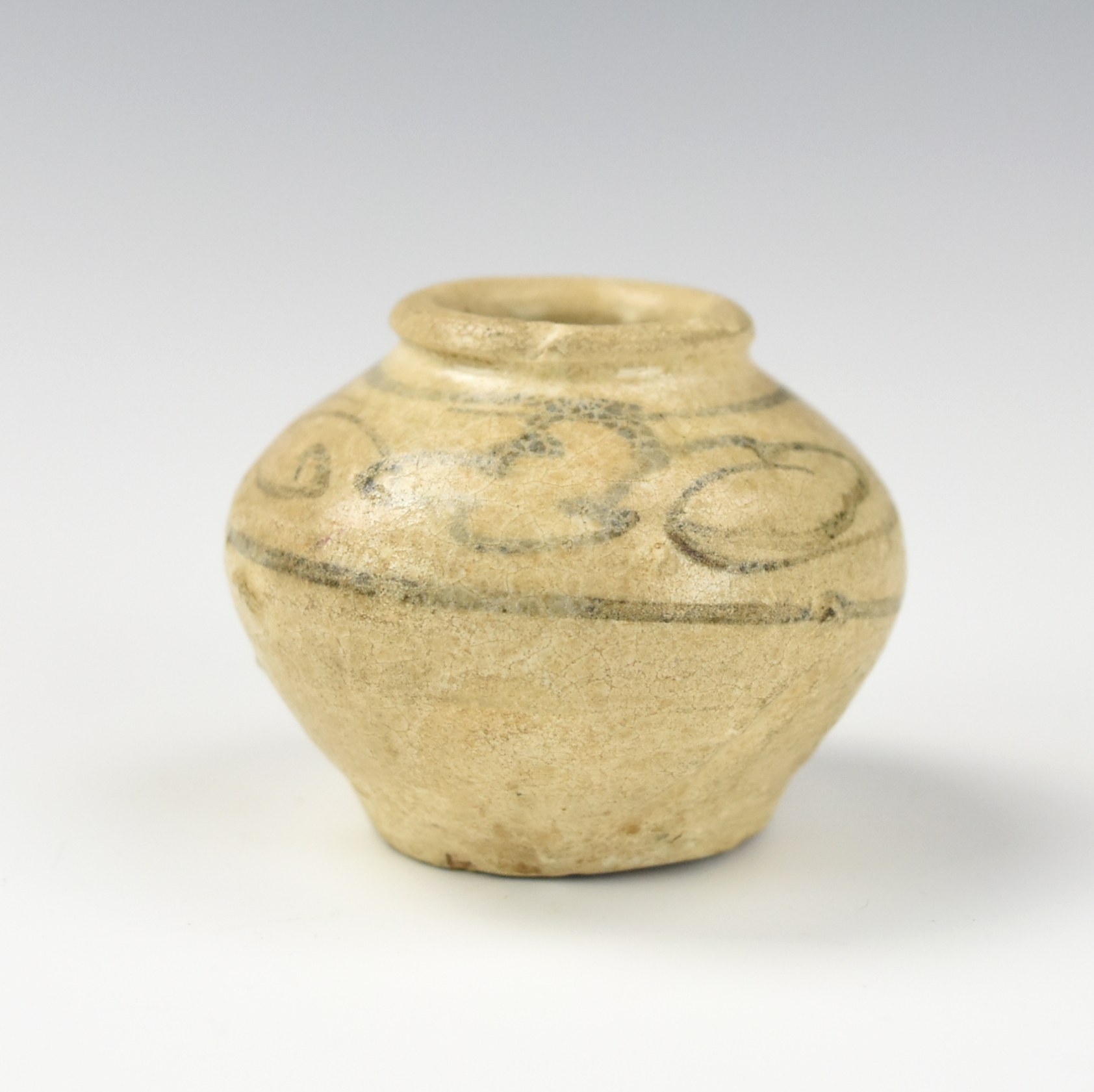 SMALL CHINESE B & W WATERPOT,