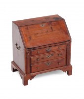 SMALL CHIPPENDALE SLANT-LID DE