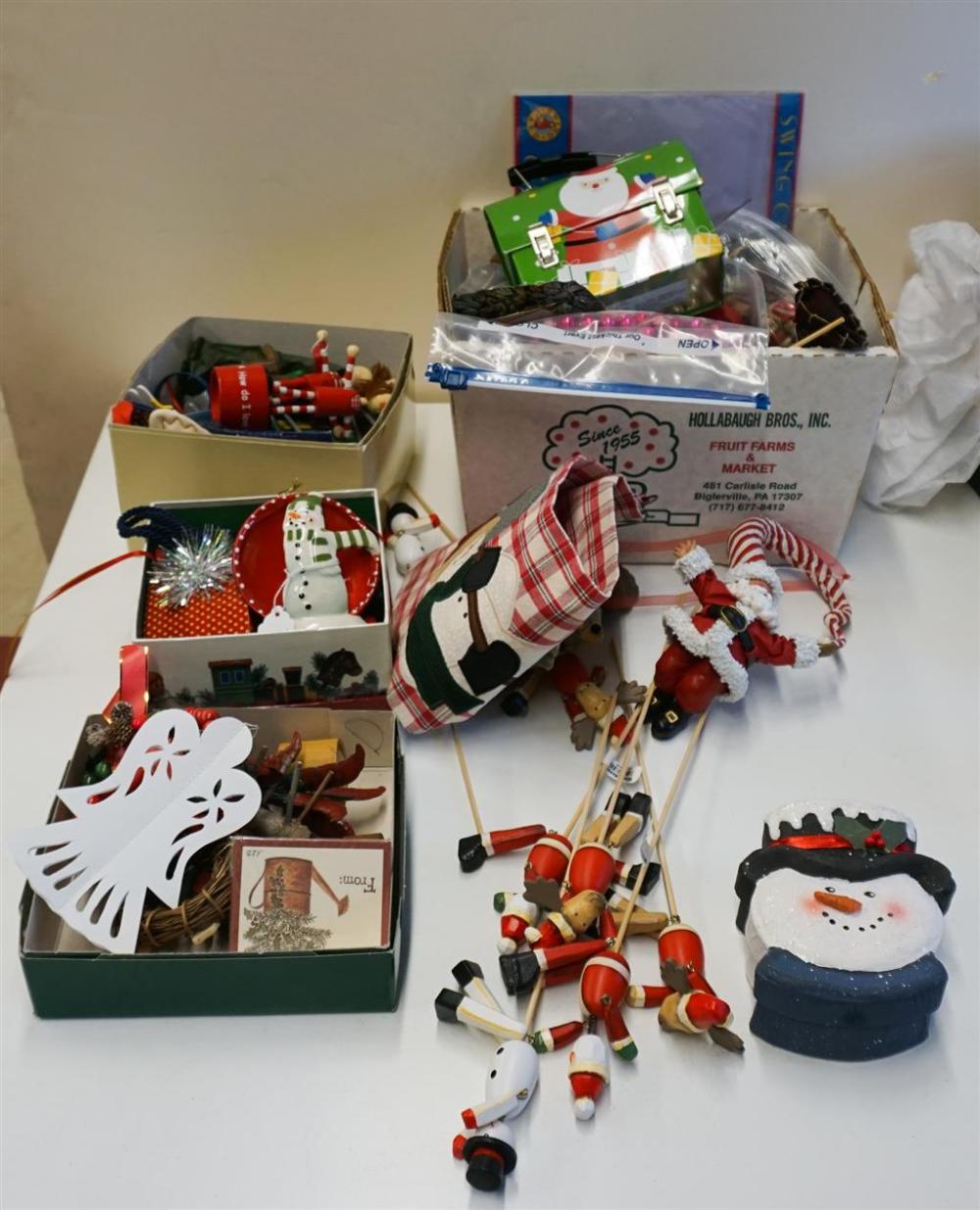 SMALL COLLECTION OF CHRISTMAS