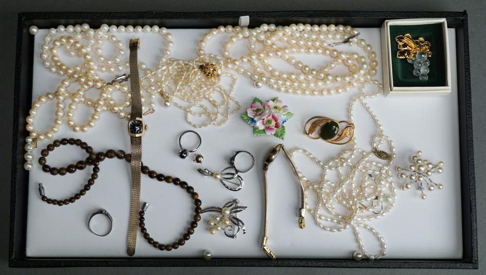 SMALL COLLECTION OF PEARL AND