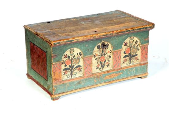 SMALL DECORATED BLANKET CHEST. 