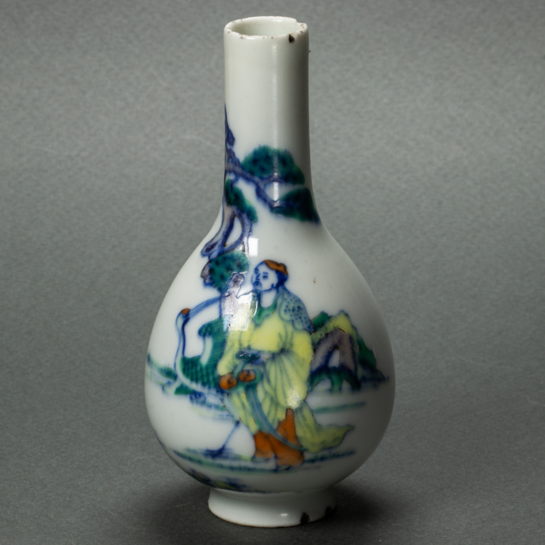 SMALL DOUCAI BOTTLE VASE Small