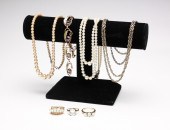 SMALL GROUP OF JEWELRY, INCLUD