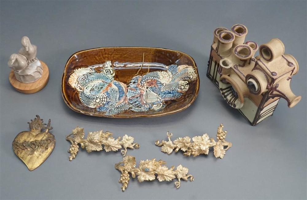 SMALL GROUP OF NEUTRAL-TONE CERAMIC