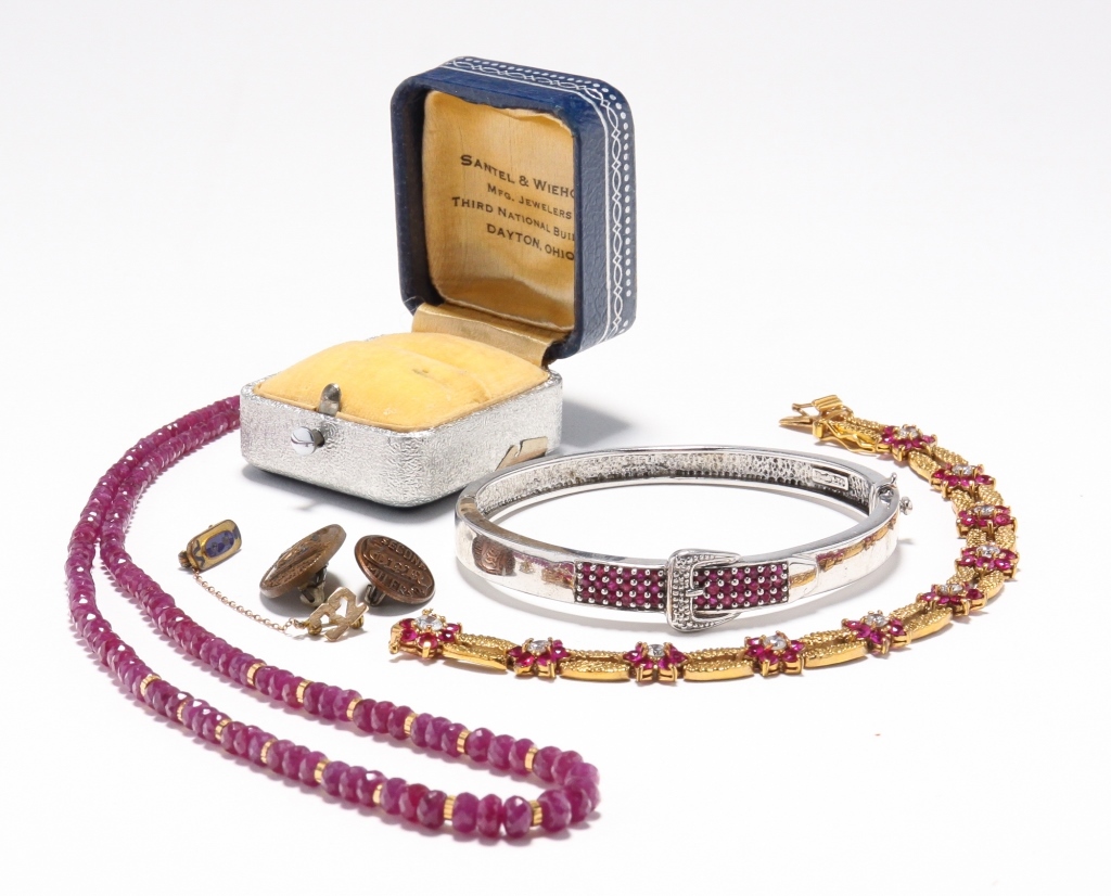 SMALL GROUP VINTAGE JEWELRY.