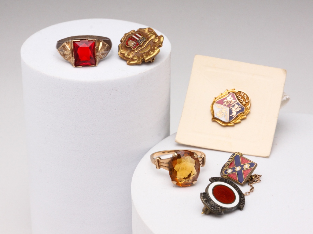 SMALL GROUP VINTAGE JEWELRY.