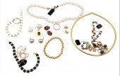 SMALL LOT OF JEWELRYSmall Lot