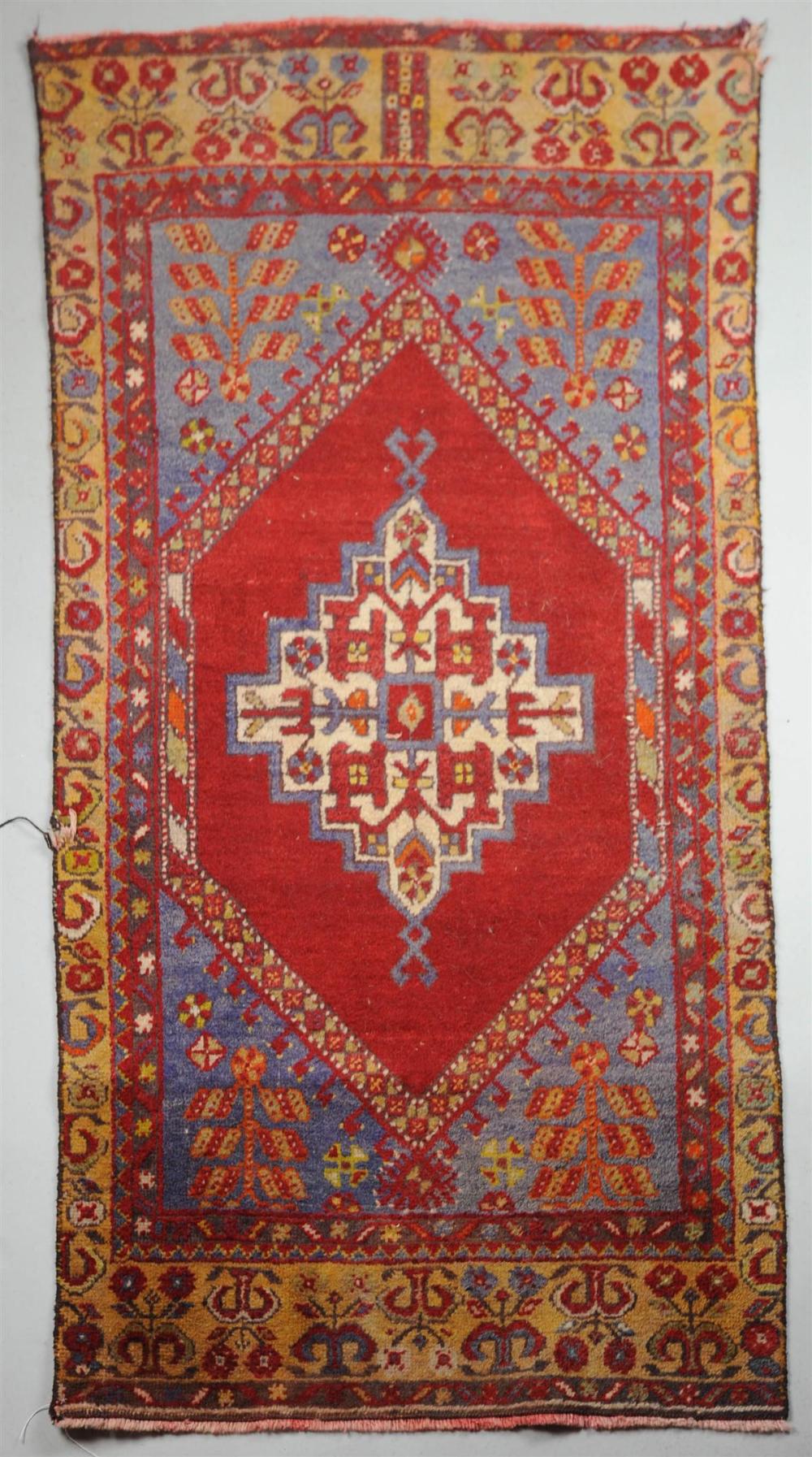 SMALL MEDALLION WOOL RUGSMALL