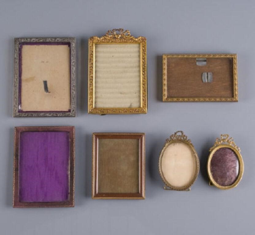 SMALL PHOTO FRAMESa. Two oval