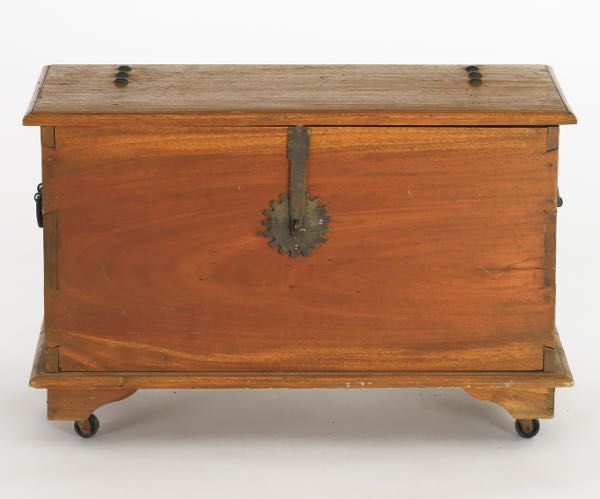SMALL PRIMITIVE WOOD CHEST 17" x