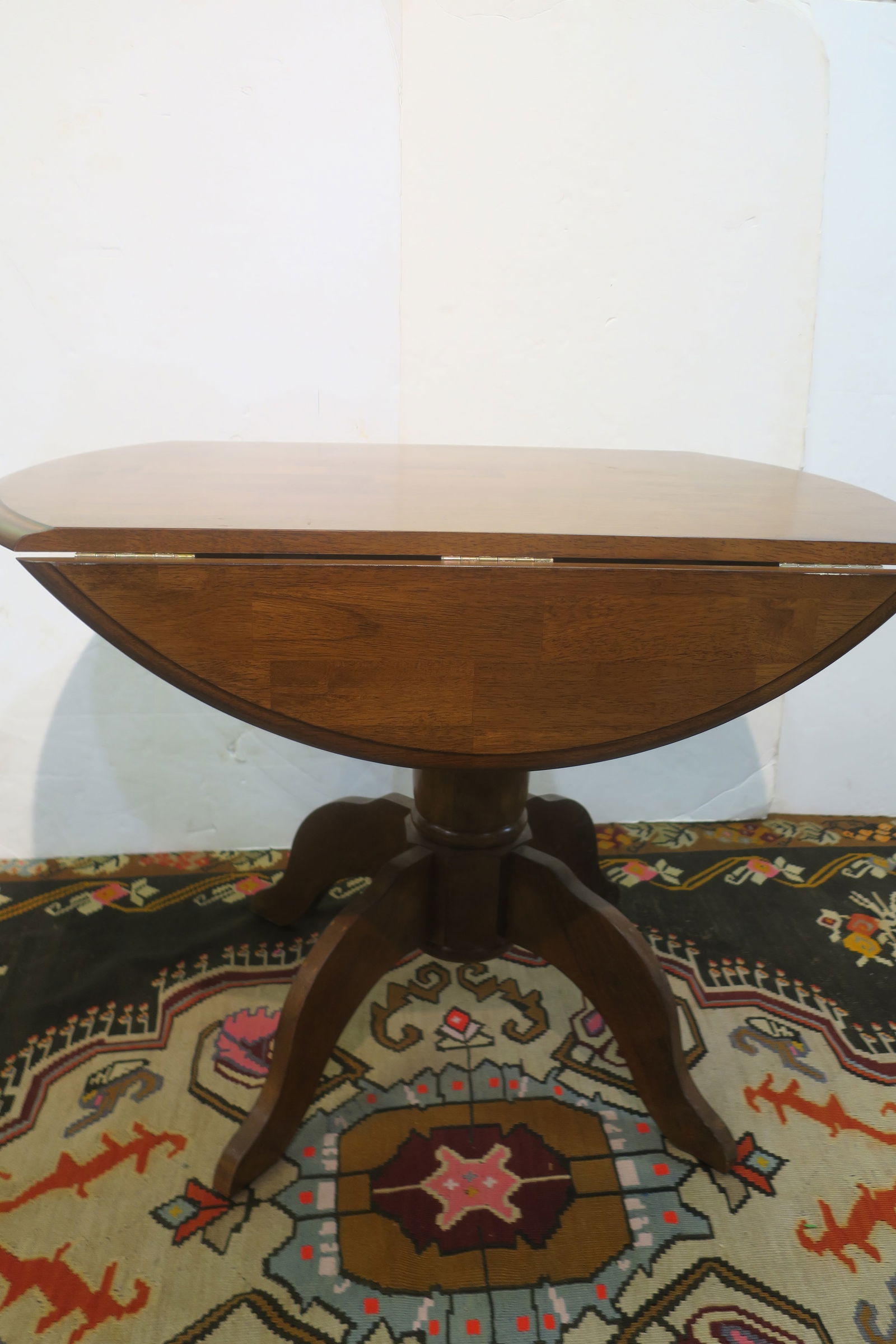 SMALL ROUND OAK PEDESTAL