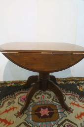 SMALL ROUND OAK PEDESTAL TABLE