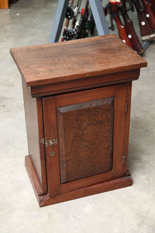 SMALL SINGLE DOOR CABINET. Walnut