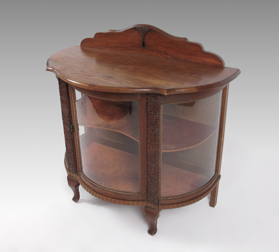 SMALL TRIPLE BOW OAK VITRINE: