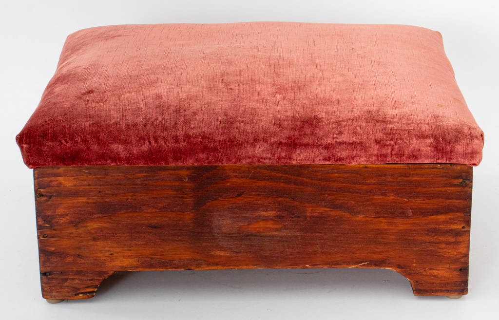 SMALL VELVET UPHOLSTERED STOOL OR