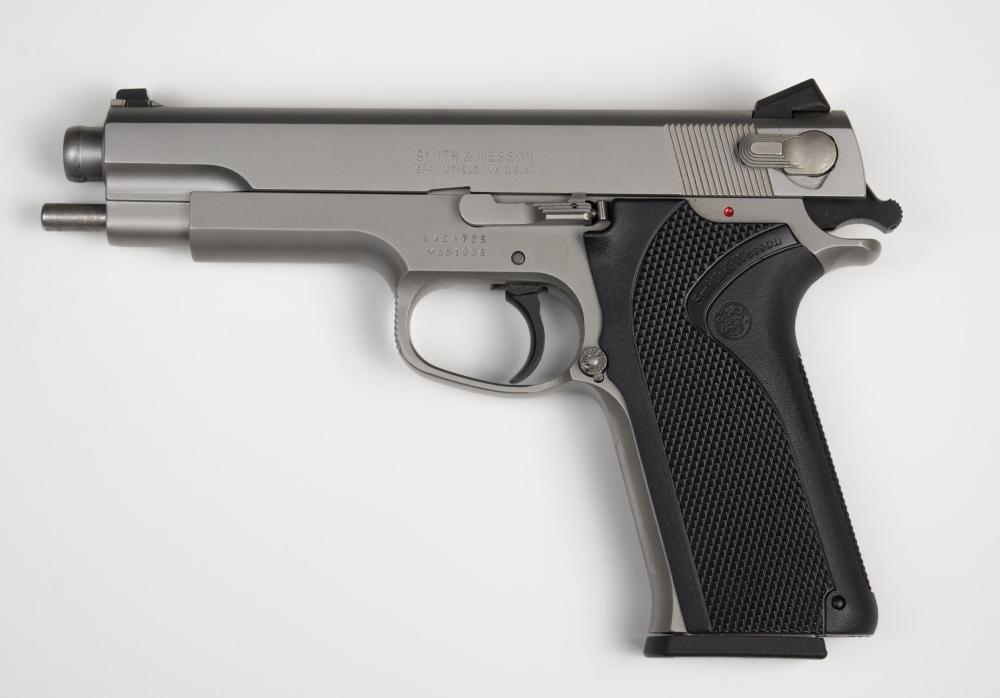SMITH AND WESSON MODEL 1006