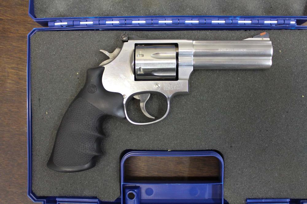 SMITH AND WESSON MODEL 686 DOUBLE