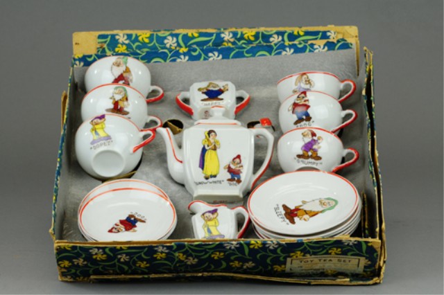 SNOW WHITE BOXED CHINA TEA SET ?