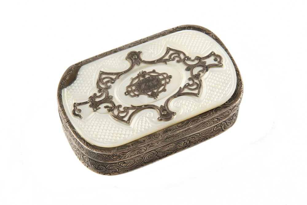 SNUFF BOX - Early Silver and