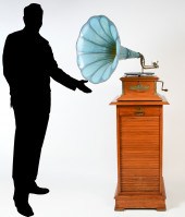 SPANISH WIND UP PHONOGRAPH W/