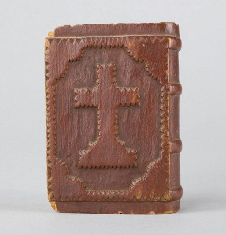 SPRUCE GUM BOX WITH CRUCIFIXA