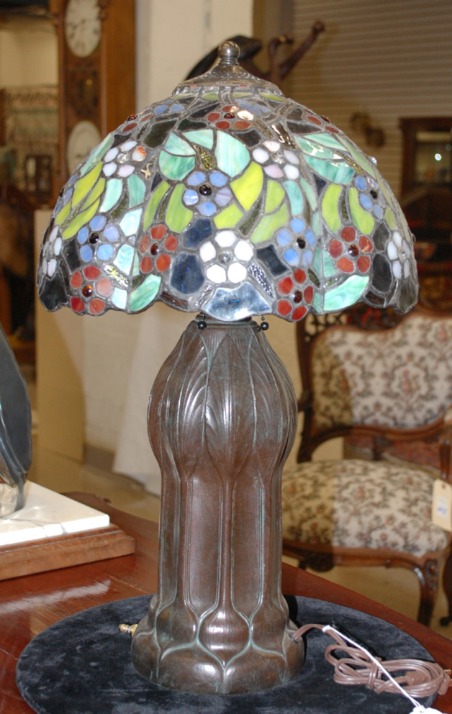 STAINED AND LEADED GLASS TABLE LAMP