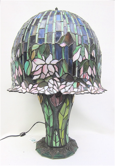 STAINED AND LEADED GLASS TABLE LAMP