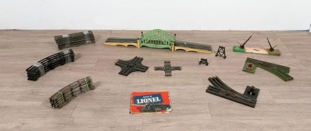 STANDARD & O GAUGE TRAIN TRACKS &