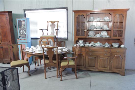 STATTON DINING ROOM SUITE. Maple