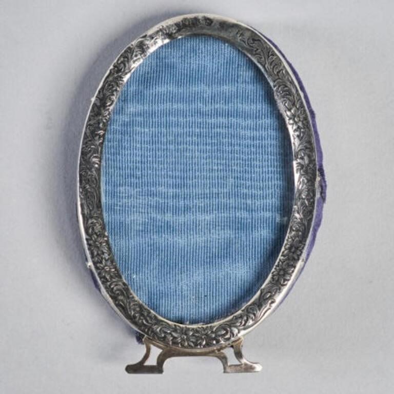STERLING OVAL FRAMEWith floral