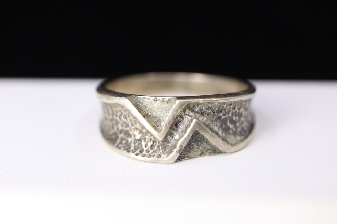 STERLING SILVER RING WITH