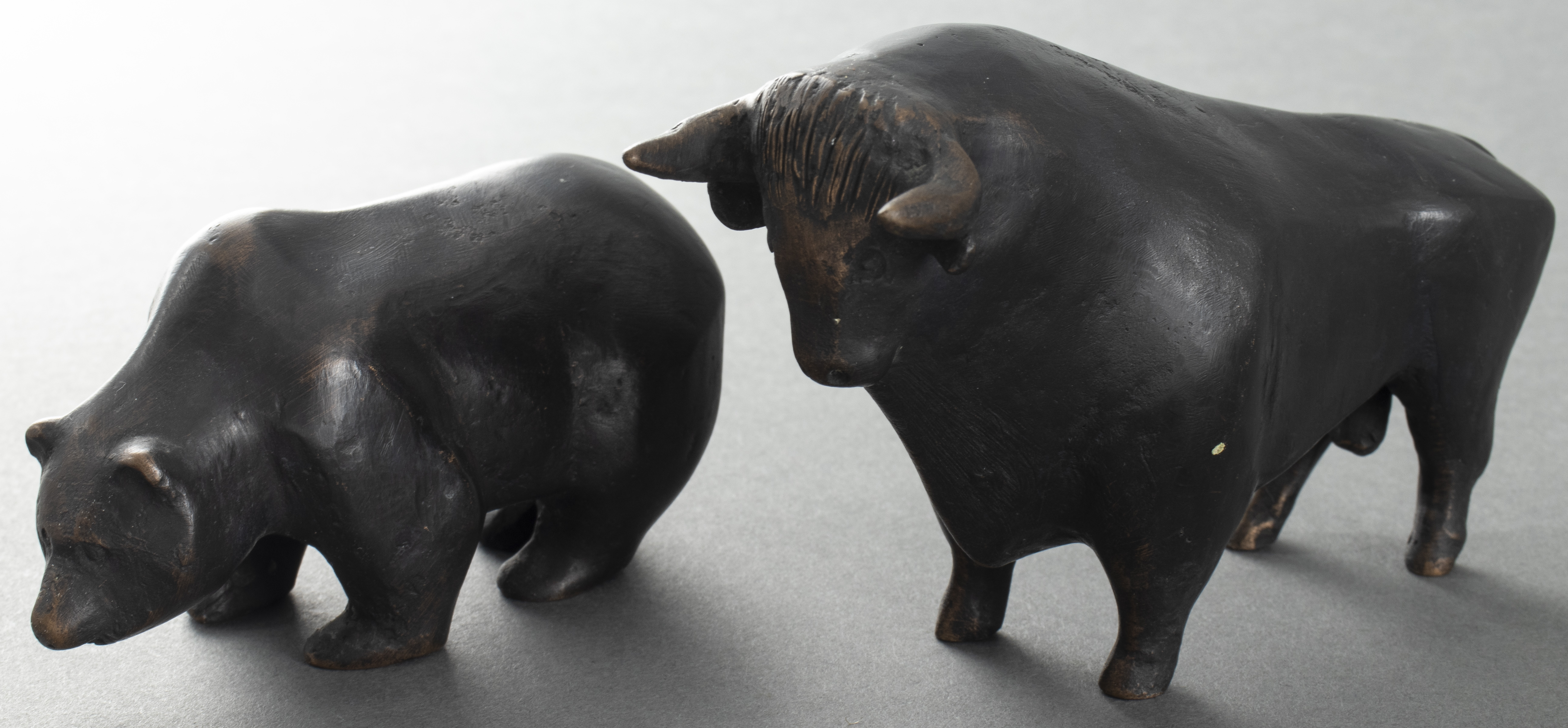 STOCK EXCHANGE BEAR AND BULL BRONZE